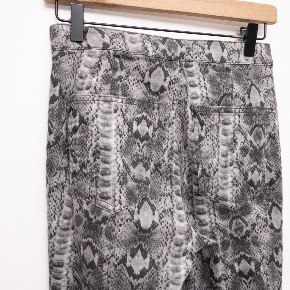 FREE PEOPLE Just Float On Flare Printed Jeans Snakeskin Size 27 - Picture 6 of 9